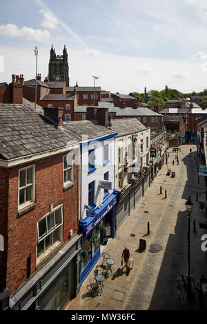 Stockport Town Center's Little Underbank Winter's Wine Bar con i suoi orologi ornata all'esterno Foto Stock