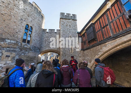 Inghilterra, Londra, Torre di Londra, Beefeater e gruppo di Tour Foto Stock