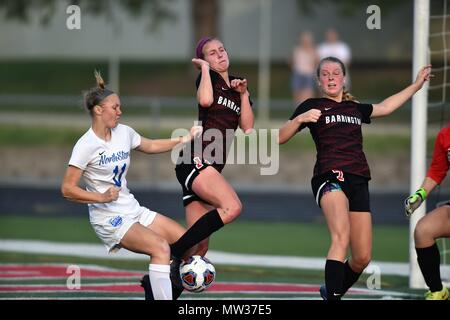 In avanti eseguendo un tiro fuori un calcio d'angolo che era stato negato dalla opposta keeper. Stati Uniti d'America. Foto Stock