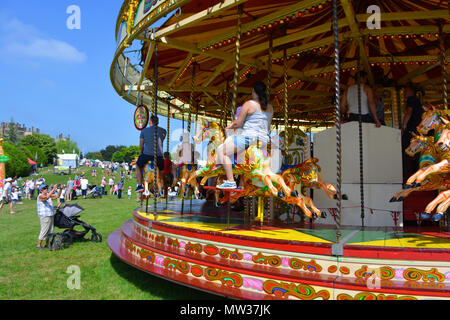 Merry-go-round all'annuale Sherborne Castle Country Fair, Sherborne, Dorset, Inghilterra Foto Stock