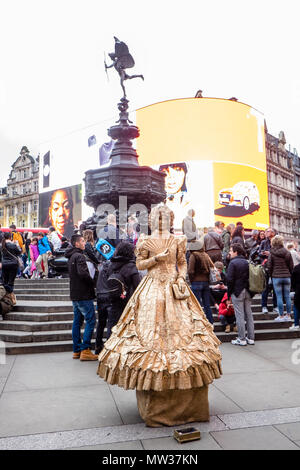 Clown,busker,musicista di strada,street,performer,esecutori,,Piccadilly Circus,supporto,ancora,artisti,Londra,l'Inghilterra,UK,U.K.,Regno Unito,l'Europa,europeo, Foto Stock