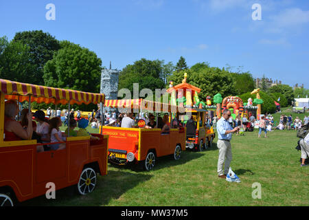 Viaggio in treno e il castello gonfiabile all'annuale Sherborne Castle Country Fair, Sherborne, Dorset, Inghilterra Foto Stock