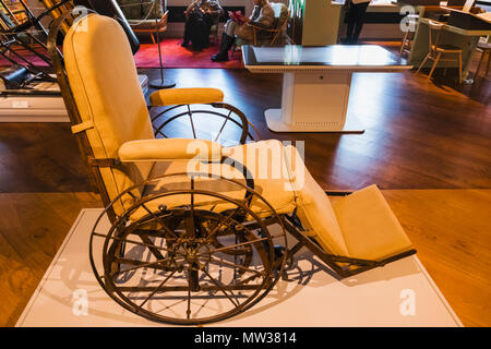 Inghilterra, Londra, la Wellcome Collection, la sala lettura, sedia a rotelle regolabili datata 1871 Foto Stock