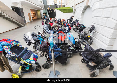 Inghilterra, Londra, parcheggiata carrozzine per bambini Foto Stock