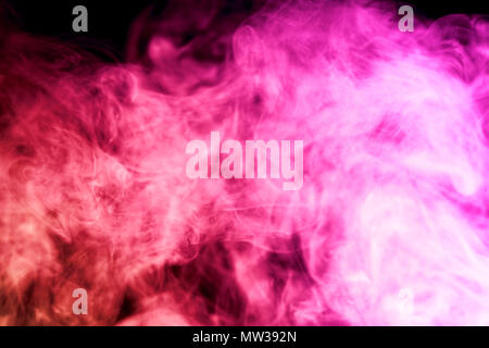 Spessore colorato fumo rosa su un isolato nero lo sfondo. Sfondo dal fumo di vape Foto Stock