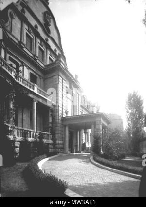 . Inglese: Lipsia, Kaiserin-Augusta-Strasse 19 (ora Richard-Lehmann-Strasse), la proprietà passo carraio, circa 1920; la casa costruita 1910/11 da Otto Paolo Burghardt era di due fratelli Philipp, proprietari di Fritz Schulz jun. AG. Deutsch: Lipsia, Kaiserin-Augusta-Straße 19 (heute Richard-Lehmann-Straße), Grundstücksauffahrt, um 1920; das 1910/11 von Otto Paolo Burghardt erbaute Haus gehörte den Gebrüdern Philipp, Eigentümer der Fritz Schulz jun. AG. circa 1920. Atelier Hermann Walter (Foto: Bernhard Müller [† 1930] o Karl Walter [† 11 ottobre 1940]) 366 Leipzig Kaiserin-Augusta-Strasse 19 viale di accesso Foto Stock