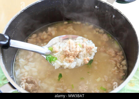 Porridge caldo il riso maiale in pentola Foto Stock