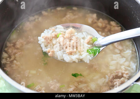 Porridge caldo il riso maiale in pentola Foto Stock