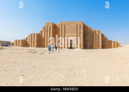 Saqqara, Egitto - 31 dicembre 2014: turisti di fronte alla necropoli di Saqqara, che è un patrimonio mondiale UNESCO situato vicino al Cairo, Egitto Foto Stock