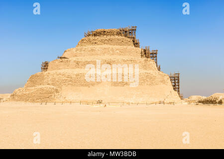 La prima piramide egizia del faraone Djoser 27 secolo BC è situato nella necropoli di Saqqara, la sua piramide a gradini, attualmente in restauro. Foto Stock