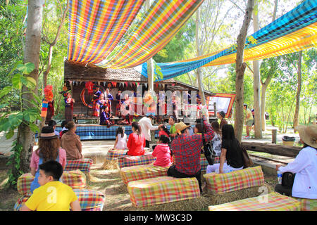 NAKHONRATCHASIMA TAILANDIA- 14 dicembre : agendo folk music di Jim Thompson Farm su dicembre 14, 2014 in NAKHONRATCHASIMA THAILANDIA. La casa di wo Foto Stock