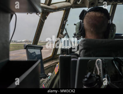 Due C-130H Hercules dalla Missouri Air National Guard's 139a Airlift Wing, preparare per il decollo dalla base aerea di Aviano, Italia, durante l'esercizio sciabola di giunzione 17, 27 aprile 2017. L'esercizio fornisce una sede per la continua integrazione tra gli Stati Uniti e la NATO per le operazioni speciali e forze convenzionali. Foto Stock