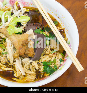 Brasato di zuppa di noodle al pollo stile tailandese Foto Stock