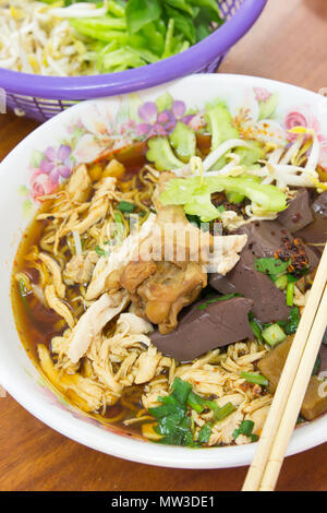 Brasato di zuppa di noodle al pollo stile tailandese Foto Stock