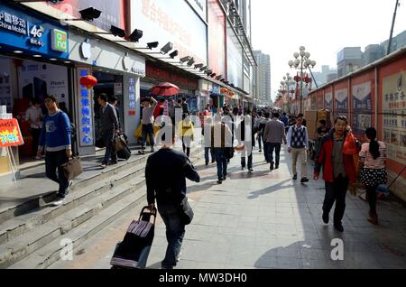 SHENZHEN, Cina - 3 aprile: SEG famoso mercato elettronico in HuaQiangBei road. Decine di telefoni cellulari' negozi su Aprile 3rd, 2018 Foto Stock