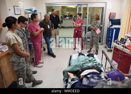 Membri della 81st operazioni mediche squadrone di partecipare in un "lavaggio caldo" a seguito di una emergenza medica lo scenario di addestramento durante il codice blu giovedì in Keesler Medical Center stanza di emergenza 27 aprile 2017, sul Keesler Air Force Base, Miss. Sala di emergenza i membri dello staff coordinato con il laboratorio di simulazione per uso umano simulatori di paziente per l'esecuzione di varie tecniche di rianimazione avanzata scenari per migliorare Keesler la nuova medical tecnici' competenze e ottenere loro familiarità con le attrezzature di emergenza. Foto Stock