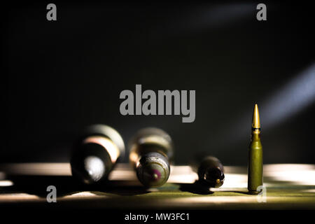 Armi, cartuccia su sfondo di legno, posto per il testo Foto Stock