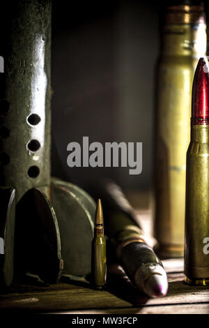 Armi, cartuccia su sfondo di legno, posto per il testo Foto Stock