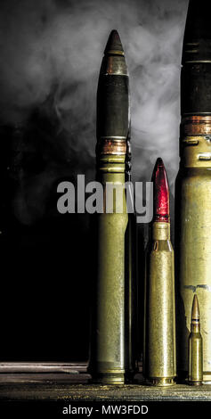 Armi, cartuccia su sfondo di legno, posto per il testo Foto Stock