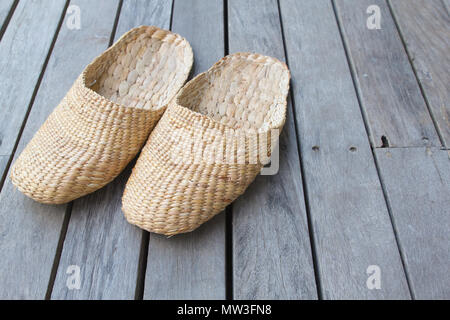 Vintage pantofole fatte a mano con bambù sul pianale in legno Foto Stock