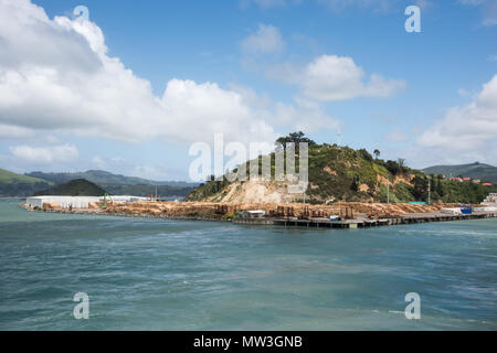 Dunedin, Isola del Sud, Nuova Zealand-December 12,2016: Port Chalmers dock con elaborati i log e belle montagne in Dunedin, Nuova Zelanda Foto Stock