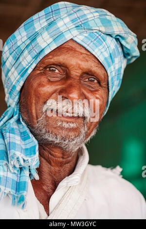 Gokarna, Karnataka, India, 9 Gennaio 2018: Ritratto di spiaggia dadi venditore Foto Stock