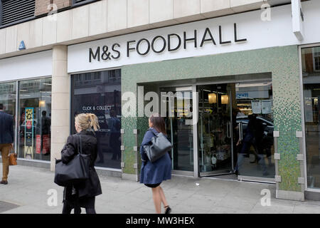 Una vista generale di Marks & Spencer Food Hall di Londra centrale Foto Stock