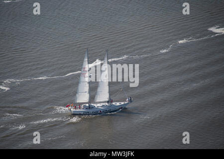 Foto aerea di twin masted yacht sul Mersey estuario Foto Stock