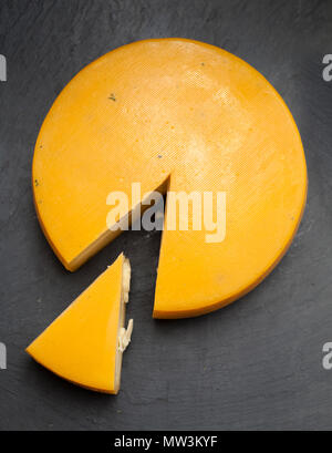 Ruota piena di semi-formaggio duro da Azzorre, Portogallo Foto Stock