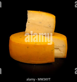 Ruota piena di semi-formaggio duro da Azzorre, Portogallo, sul nero ardesia board Foto Stock