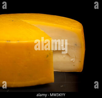 Ruota piena di semi-formaggio duro da Azzorre, Portogallo, sul nero ardesia board Foto Stock