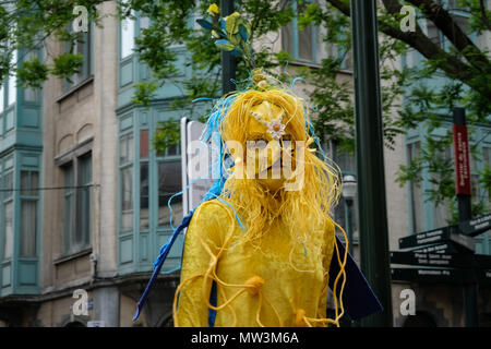 Questa parata è uno dei momenti più importanti nel calendario del folklore di Bruxelles. Tema di quest anno è illegale, gli artisti dimostrano la potenza di vulnerabilità. Nella Biennale 'Zinneke Parade', dei distretti e delle associazioni da Bruxelles marzo attraverso il centro della città il 12 maggio 2018. "Zinneke' è un soprannome per persone provenienti da Bruxelles, che è venuto da cani randagi che appeso in giro per le strade dalla piccola Zenne (parte del fiume Zenne che correva attraverso Bruxelles) nel medioevo. a Bruxelles, in Belgio Foto Stock