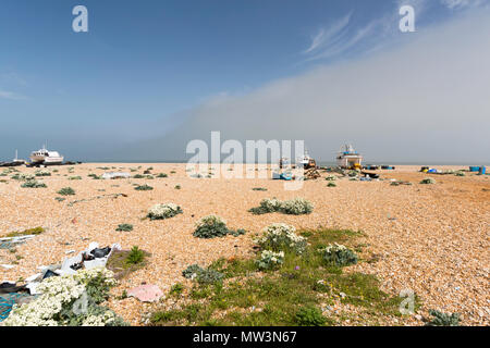 Barche da pesca e industria della pesca gli elementi sulla spiaggia di ciottoli a Dungeness, Kent, Regno Unito. Foto Stock