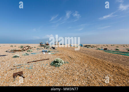 Barche da pesca e la pesca elementi sulla spiaggia di ciottoli a Dungeness, Kent, Regno Unito. Foto Stock