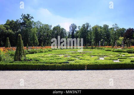 Giardino estivo con fiori e vecchie statue nei pressi di Wilanow Royal Palace, Polonia Foto Stock