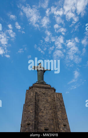 Madre Armenia monumento prospiciente Yerevan nel Parco della Vittoria Foto Stock