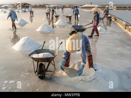 Locali di donne che lavorano sul campo di sale in Nha Trang, Vietnam. Foto Stock