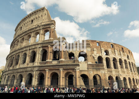 Roma, Italia, 27 marzo 2016: immagine orizzontale di incredibile architettura colosseo, importante punto di riferimento di Roma, Italia Foto Stock