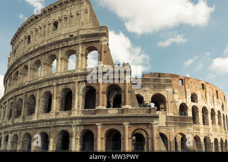 Roma, Italia, 27 marzo 2016: ampio angolo di immagine incredibile architettura colosseo, importante punto di riferimento di Roma, Italia Foto Stock