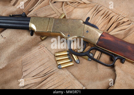 Wild West periodo il fucile a ripetizione con munizioni e sheriff badge Foto Stock