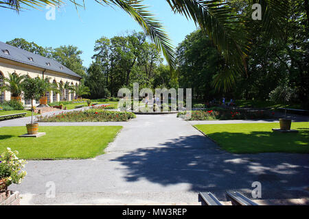 Varsavia, Polonia - 30 Luglio 2017: giardino nei pressi di Wilanow Palace. Giardino del Palazzo Wilanow con persone a piedi Foto Stock