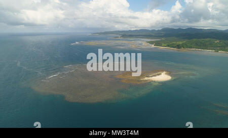 Isola tropicale con spiaggia di sabbia bianca. Vista aerea del coccodrillo di sabbia isola con colorati reef. Santa Ana Seascape, oceano e una bellissima spiaggia. Filippine. Concetto di viaggio. Foto Stock