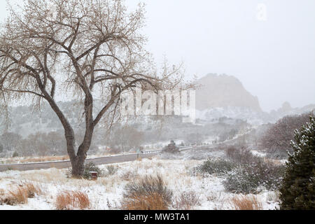 Giardino degli dèi ingresso durante una molla pesante tempesta di neve Foto Stock