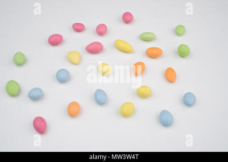 Caramelle colorate sparsi sul tavolo Foto Stock