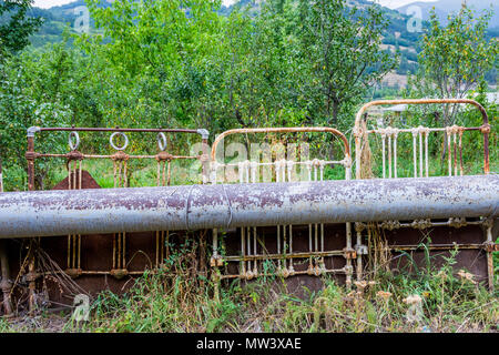 Recinzione fatta di vecchie parti lettino, Armenia Foto Stock