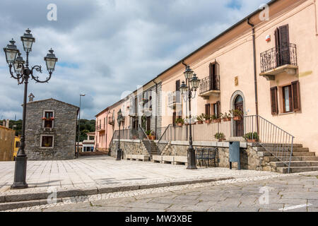 La pittoresca strada e piazza di Sant'Antonio di Gallura, Sardegna Foto Stock