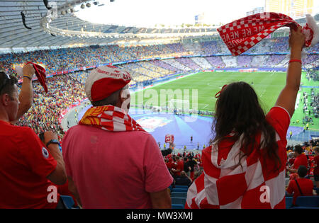 Kiev, Ucraina - 26 Maggio 2018: Liverpool sostenitori mostrano il loro sostegno durante la finale di UEFA Champions League 2018 partita contro il Real Madrid a NSC OLIM Foto Stock