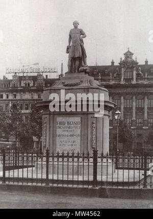 . Deutsch: Das König-Friedrich-August-Denkmal von Adam Friedrich Oeser (Statua) und Johann Carl Friedrich Dauthe (Denkmalsockel) auf dem Königsplatz (PM 1910). Die figura steht ohne den monumentalen Sockel seit 1936 im Park des Gohliser Schlösschens. circa 1910. Atelier Hermann Walter Bernhard Müller († 1930) Karl Walter (* 7. Dezember 1874; † 11. Ottobre 1940) 343 Koenig Friedrich August Denkmal Leipzig um 1910 Foto Stock