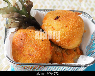 Irish Moss crocchette crocchette di purè di patate fatta con le patate e il muschio irlandese di alghe marine. Una nutriente vegan il motorino di avviamento da . Foto Stock