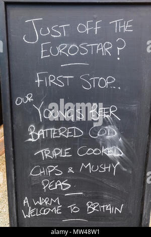 Inghilterra, Londra, Stazione di St Pancras, Pub Pubblicità segno pesce e patatine fritte Foto Stock